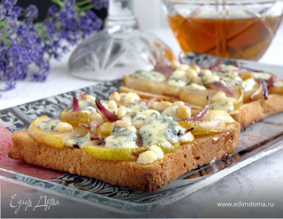 Тосты с грушей, голубым сыром и кедровыми орешками