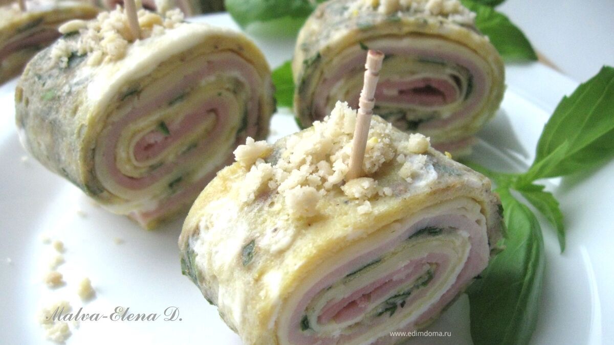 Яичный рулет с базиликом и кедровыми орешками