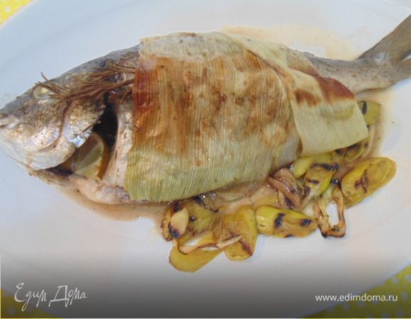 Запеченная в порее дорада с луком-пореем