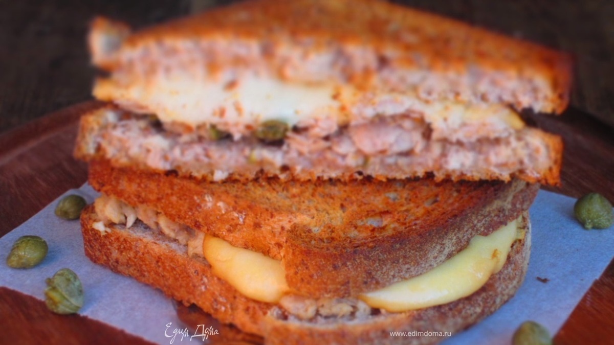 Горячий бутерброд с тунцом и копченым сыром
