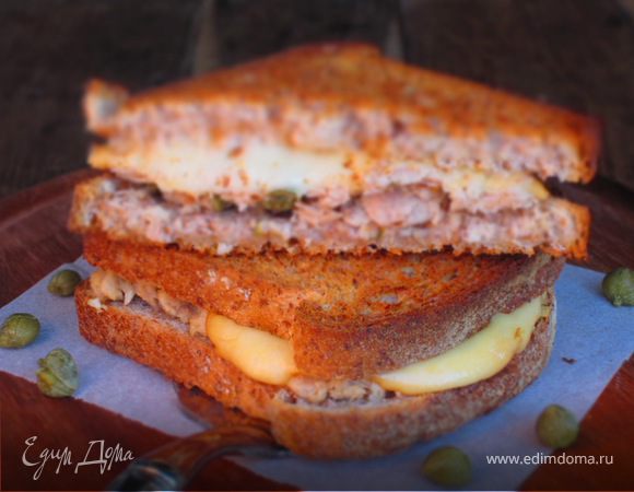 Горячий бутерброд с тунцом и копченым сыром