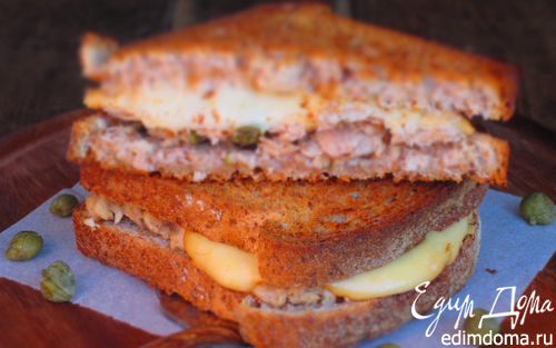 Рецепт Горячий бутерброд с тунцом и копченым сыром