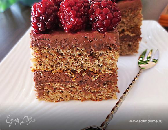 Шоколадно-миндальный торт с ежевикой