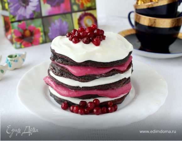 Мини-торт из черемуховых оладий с брусничным курдом Мини-торт из черемуховых оладий с брусничным курдом