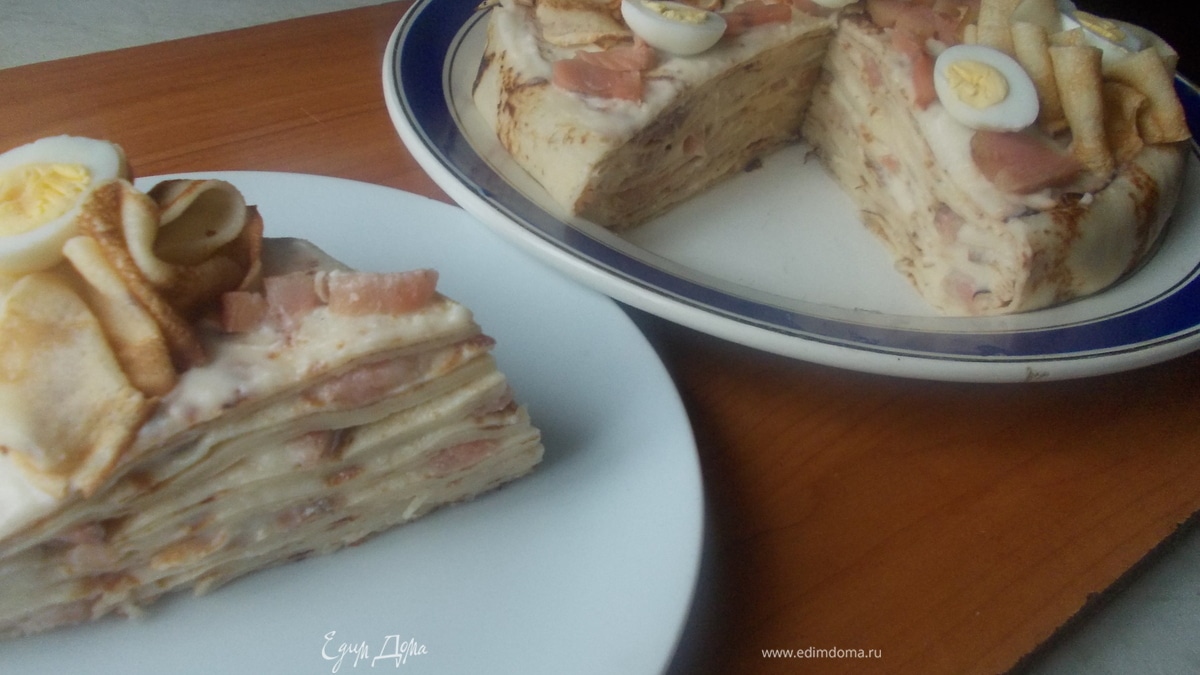 Блинный торт с малосольной горбушей и соусом "бешамель"
