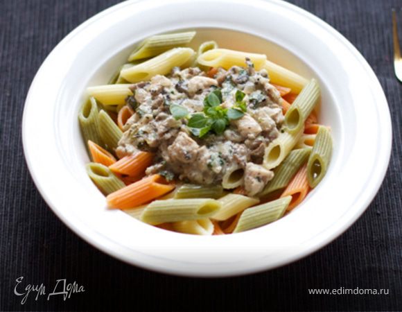 Пенне с курицей в сливочно-грибном соусе