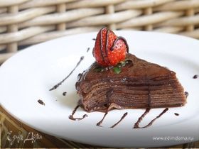 Блинный торт с шоколадом и клубничным джемом