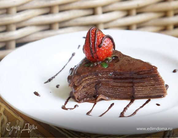 Блинный торт с шоколадом и клубничным джемом