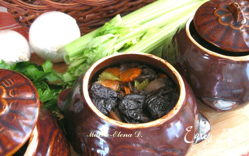 Рецепт Мясо с грибами и черносливом в горшочке