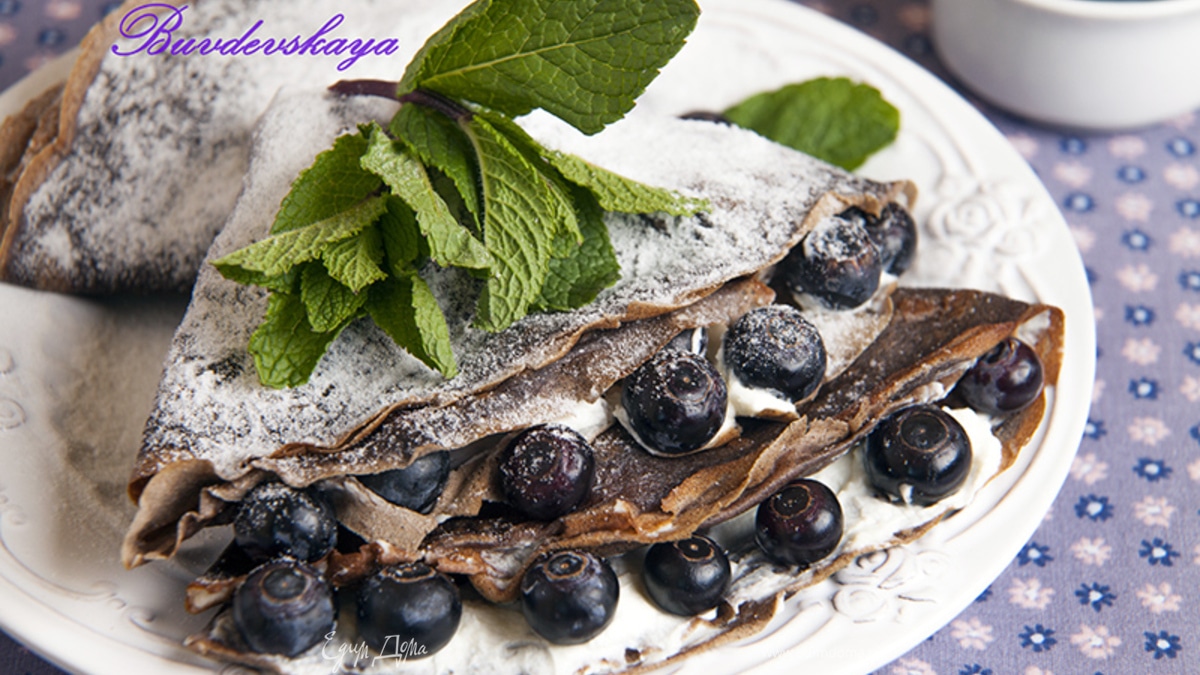 Черемуховые блины с маскарпоне и голубикой