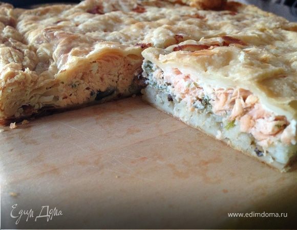 Пирог с лососиной с слоеном тесте