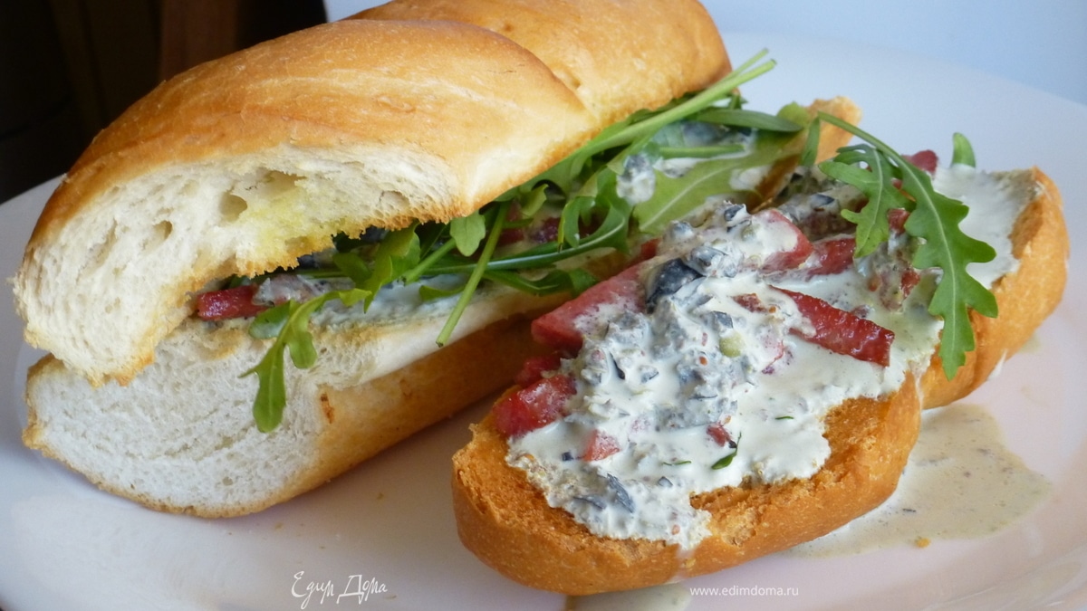 Горячий бутерброд с колбасой и сметанным соусом