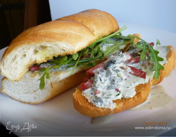 Горячий бутерброд с колбасой и сметанным соусом