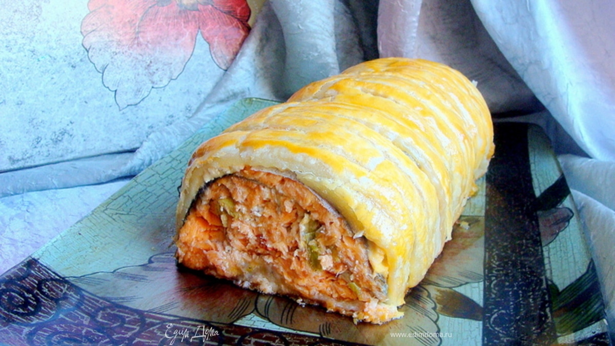 Острый лососевый рулет в тесте