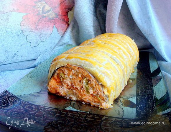 Острый лососевый рулет в тесте Острый лососевый рулет в тесте