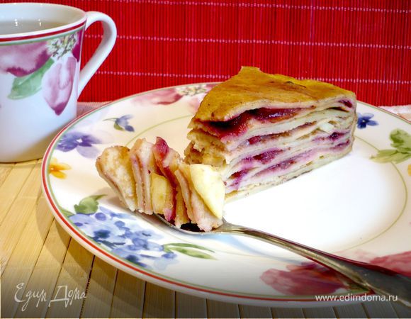 Блинный пирог с брусникой и яблоками "Весенний день горяч и золот"