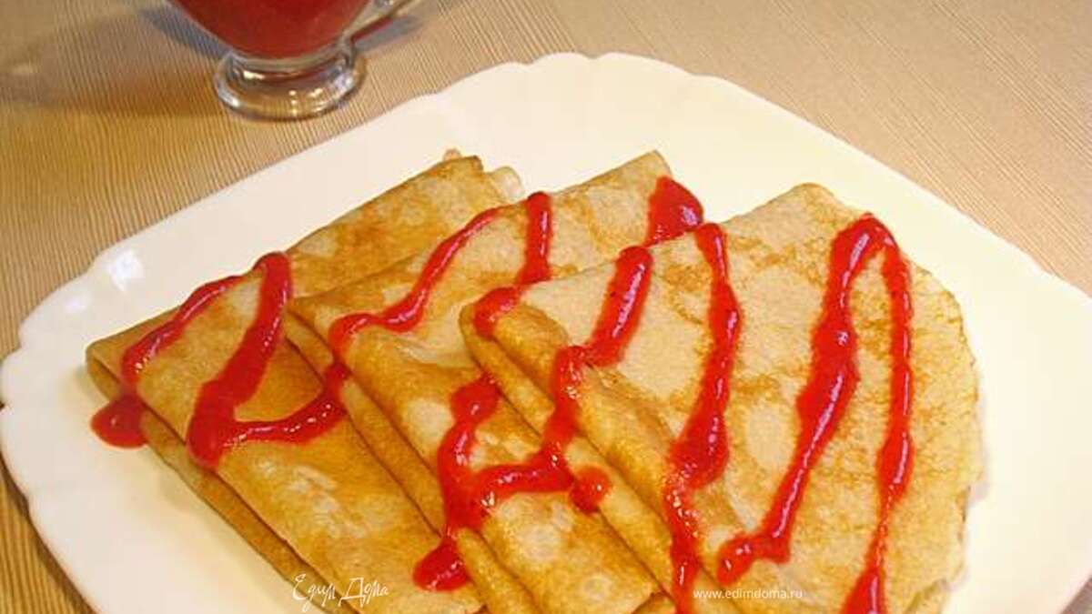 Блины с кокосовой стружкой и клубничным соусом