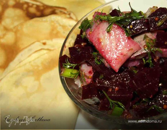 Простые блины с салатом из свеклы и селедки