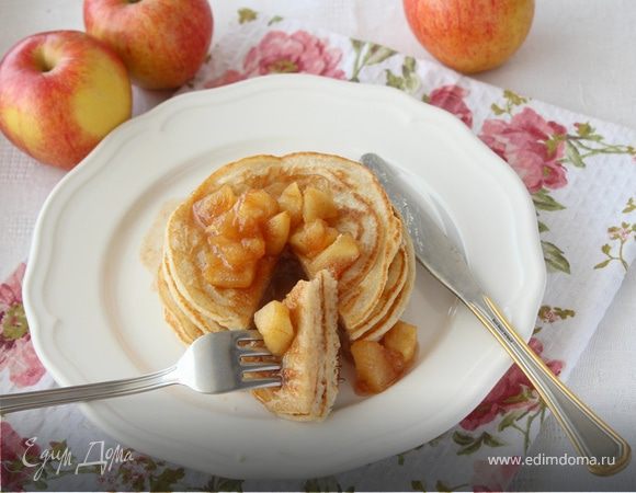 Овсяные панкейки с яблочным топпингом