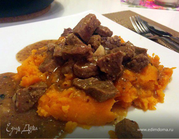 Пикантный гуляш из телятины с темным пивом и пюре из батата
