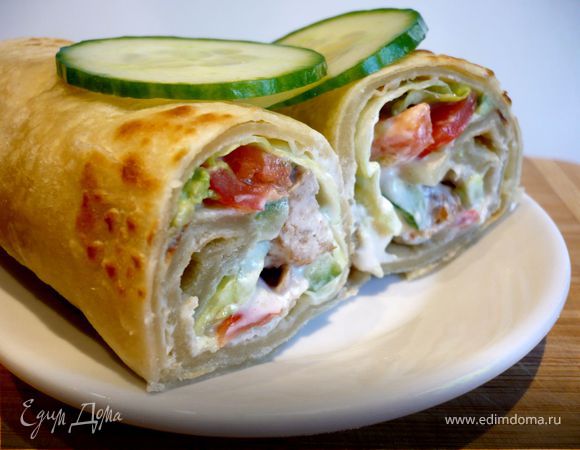 Индийская лепешка с куриной колбаской и овощами Индийская лепешка с куриной колбаской и овощами