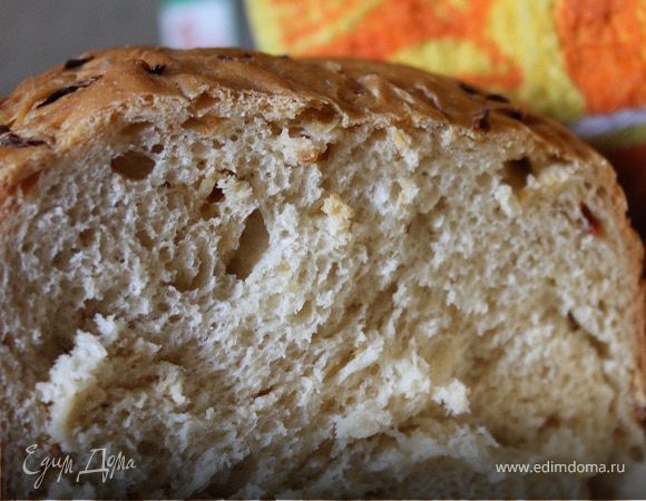 Хлеб с луком и вялеными помидорами