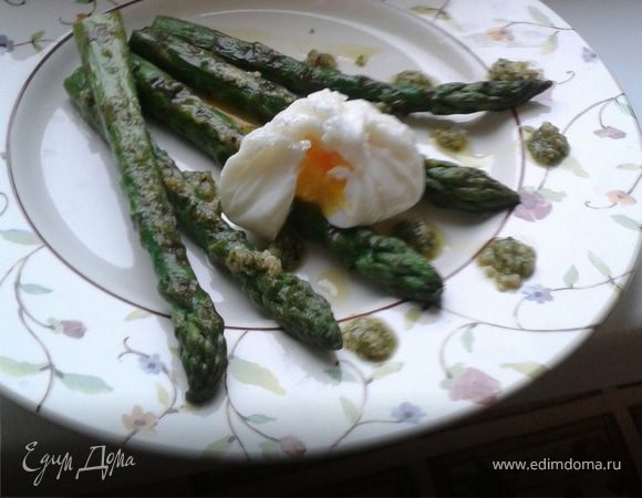 Спаржа с яйцом-пашот и соусом песто Спаржа с яйцом-пашот и соусом песто
