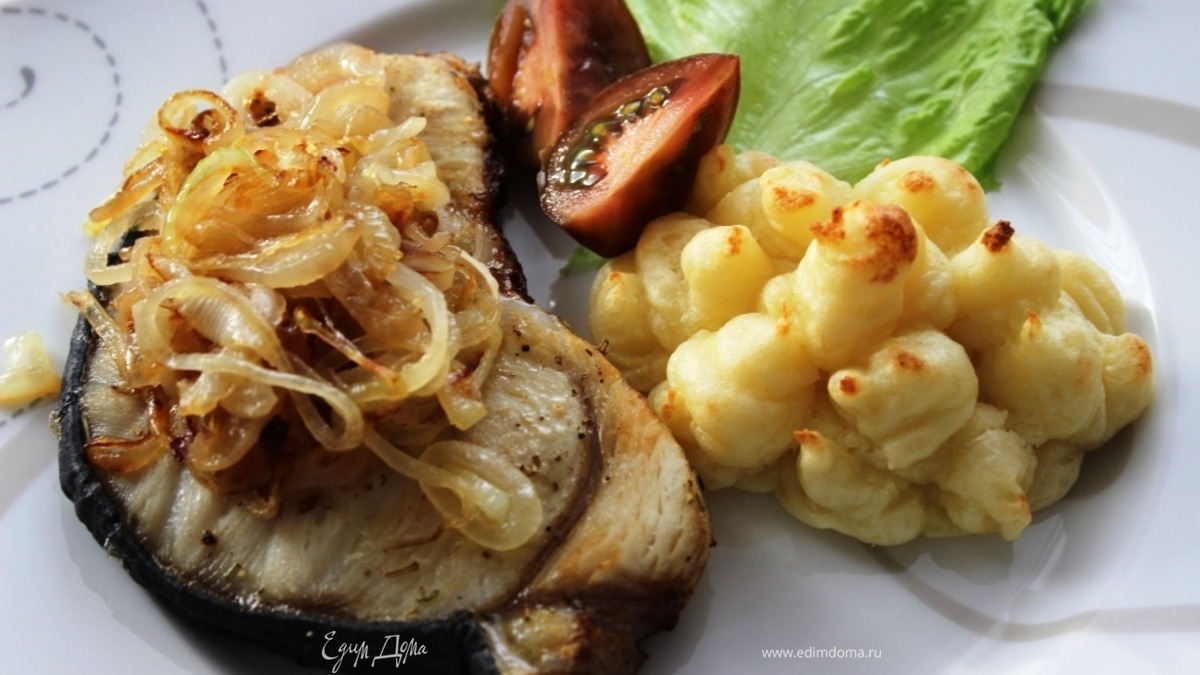 Акула под грилем с картофельно-сырным пюре и сладким луком