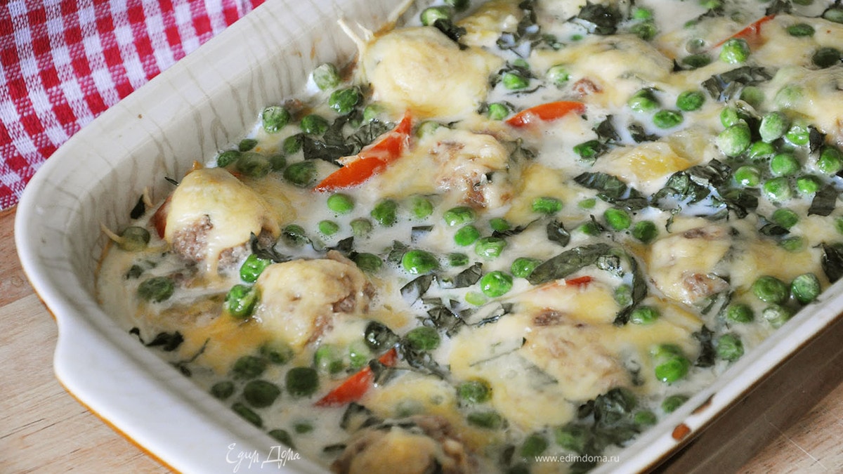 Овощная запеканка с мясными шариками, чесноком и базиликом