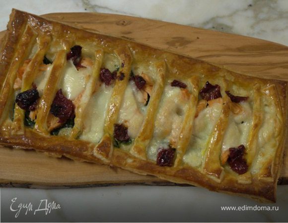 Открытый пирог с рыбой, моцареллой и шпинатом Открытый пирог с рыбой, моцареллой и шпинатом