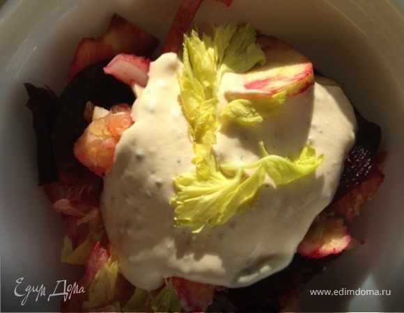 Салат со свеклой, сельдереем и апельсином под заправкой из ряженки