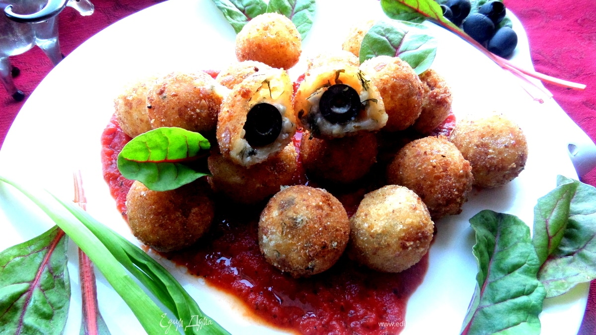 Сырная закуска-шарики в томатном соусе