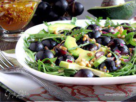 Салат с авокадо и черным виноградом
