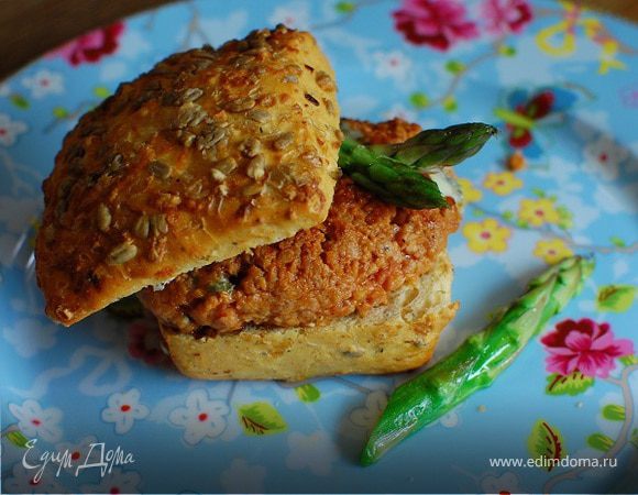 Гамбургеры с горгонзолой и спаржей 