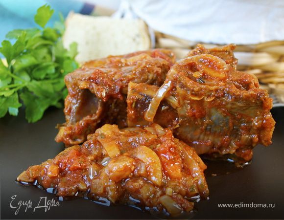 Томленые говяжьи ребрышки с томатно-овощным соусом Томленые говяжьи ребрышки с томатно-овощным соусом