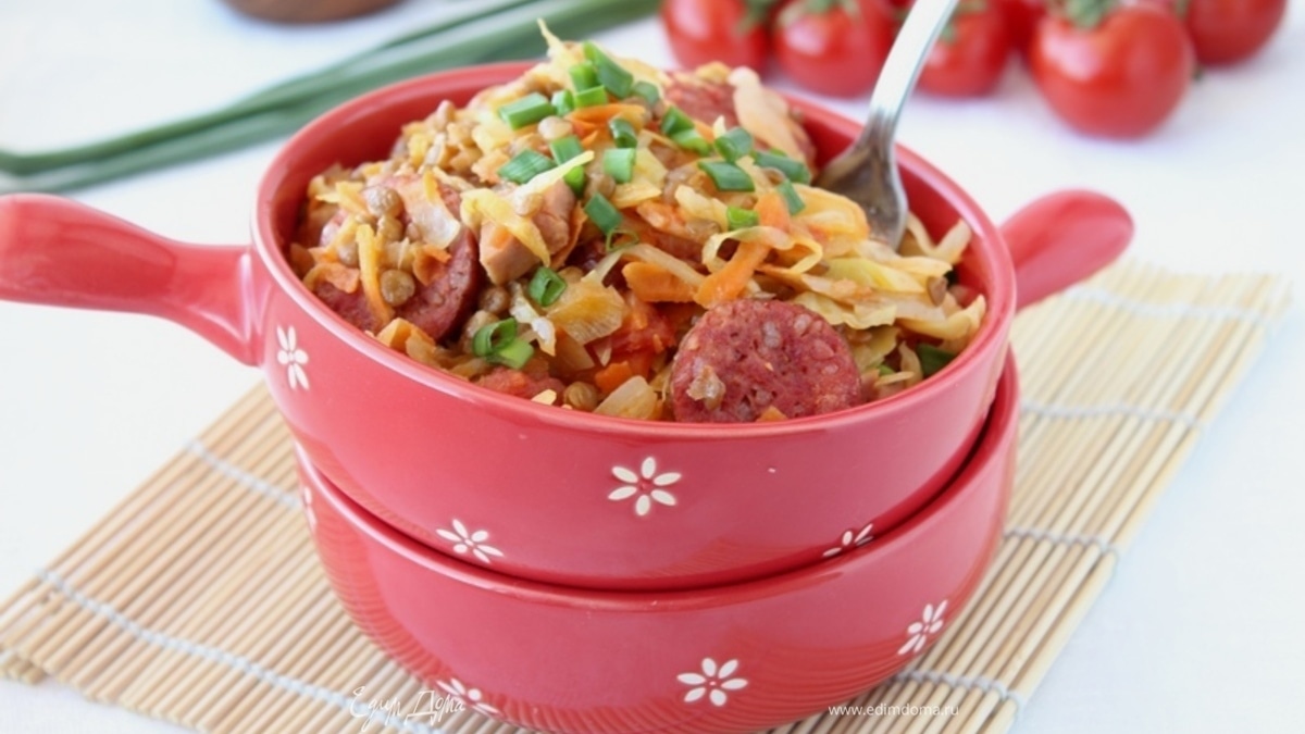 Капуста с чечевицей и колбасками