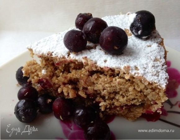 Постный овсяный пирог с халвой и черной смородиной