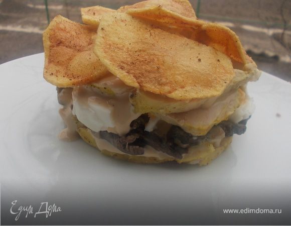 Слоеный салат с курицей и чипсами в пикантной заправке Слоеный салат с курицей и чипсами в пикантной заправке