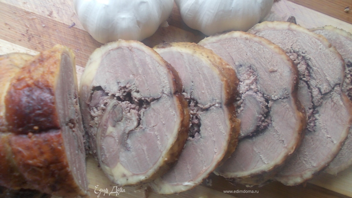 Рулет из утки с финиками и орехами