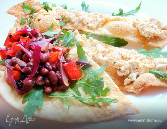 Фасолевый салат с маринованным луком и пряной заправкой из тофу Фасолевый салат с маринованным луком и пряной заправкой из тофу