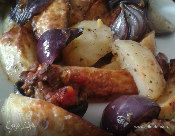 Картофель, запеченный с красным луком и фаршированными грибами Картофель, запеченный с красным луком и фаршированными грибами