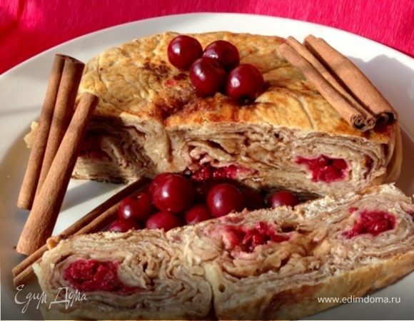 Слоеный пирог-рулет с вишней и корицей на сковороде Слоеный пирог-рулет с вишней и корицей на сковороде