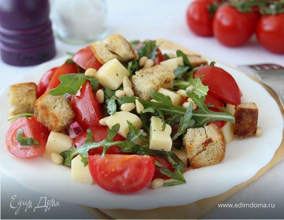 Салат из помидоров с руколой, фетой и сухариками
