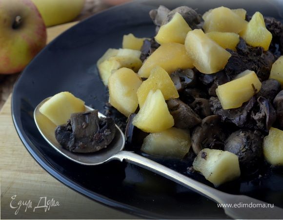 Ароматная куриная печенка с грибами и яблочным чатни