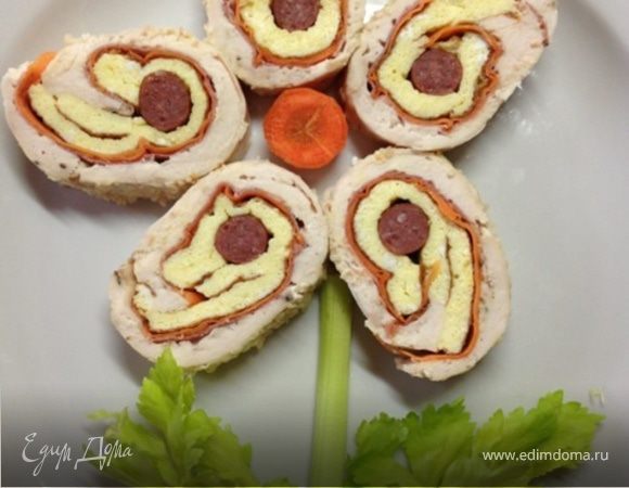 Куриный рулет с омлетом и охотничьими колбасками