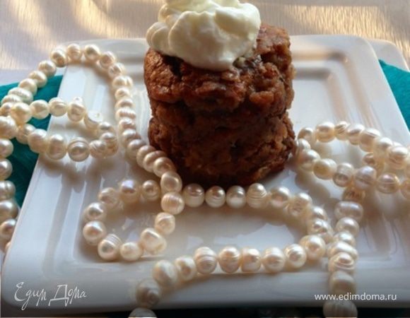 Пудинг "Грех чревоугодия" с финиками и орехами под апельсиново-коньячным соусом Пудинг "Грех чревоугодия" с финиками и орехами под апельсиново-коньячным соусом