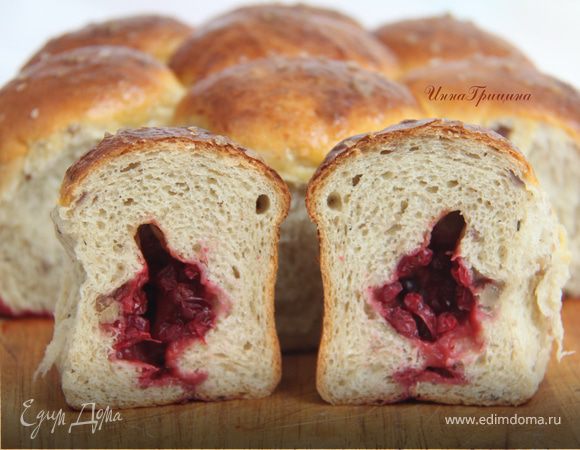 Каштановые булочки с брусникой