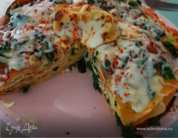 Блинный торт со шпинатом и сыром на завтрак