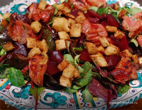 Салат с запеченной свеклой и сухариками