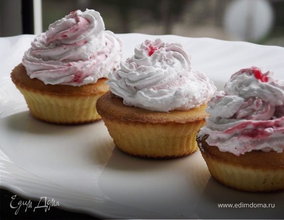 Лимонные капкейки со сливочно-малиновым кремом